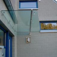 Hauseingangsvordach  aus Edelstahl mit Glas Bv Kempem.JPG